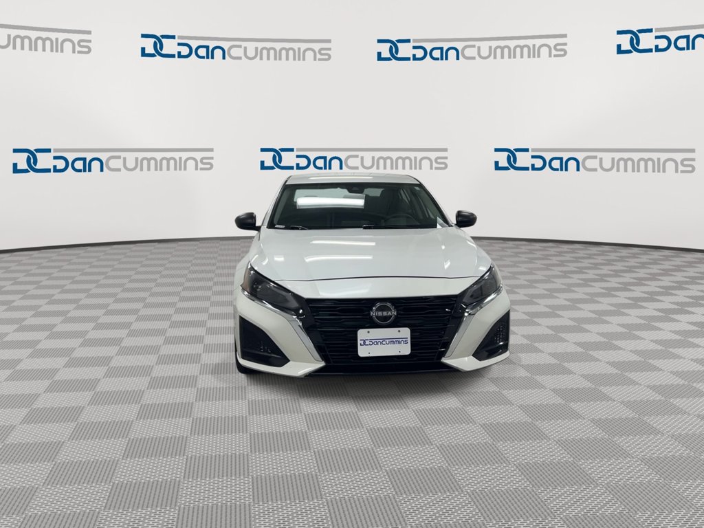 Used 2024 Nissan Altima 2.5 SV FWD image 3
