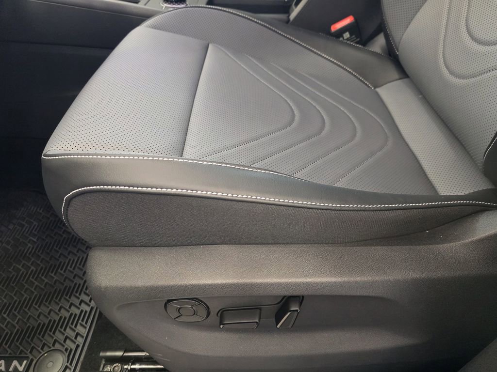 New 2026 Volkswagen Tiguan SE R-Line FWD image 23