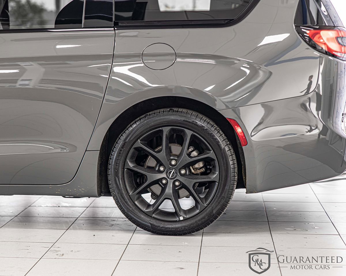 Used 2025 Chrysler Pacifica Limited FWD image 8