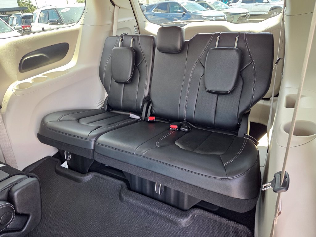 Used 2022 Chrysler Pacifica Touring-L AWD/4WD image 6