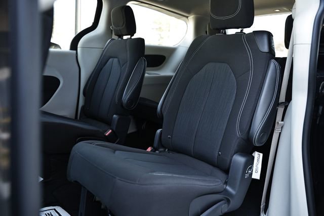 Used 2022 Chrysler Voyager LX image 22