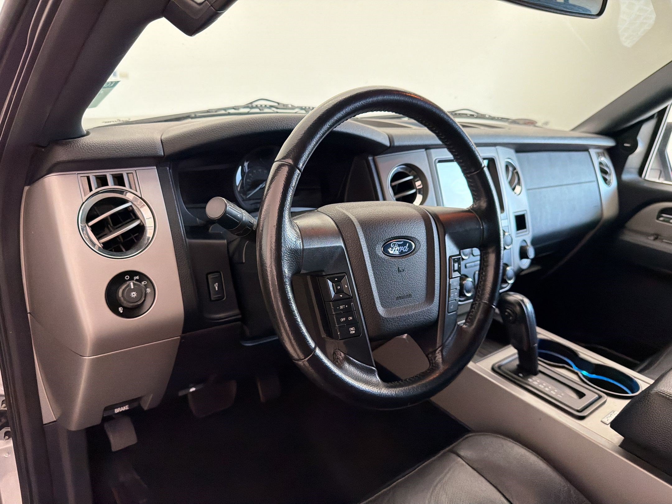 Used 2016 Ford Expedition EL XLT w/ Equipment Group 202A AWD/4WD image 4