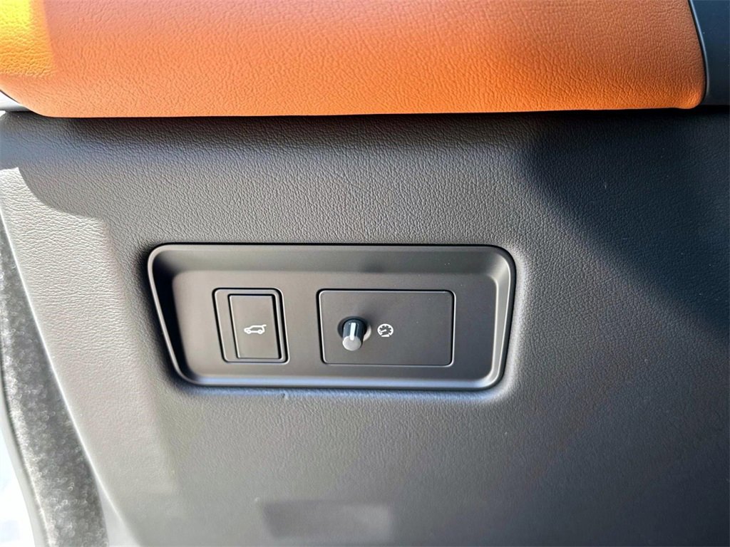 Used 2026 Jaguar F-PACE R-Dynamic S image 32