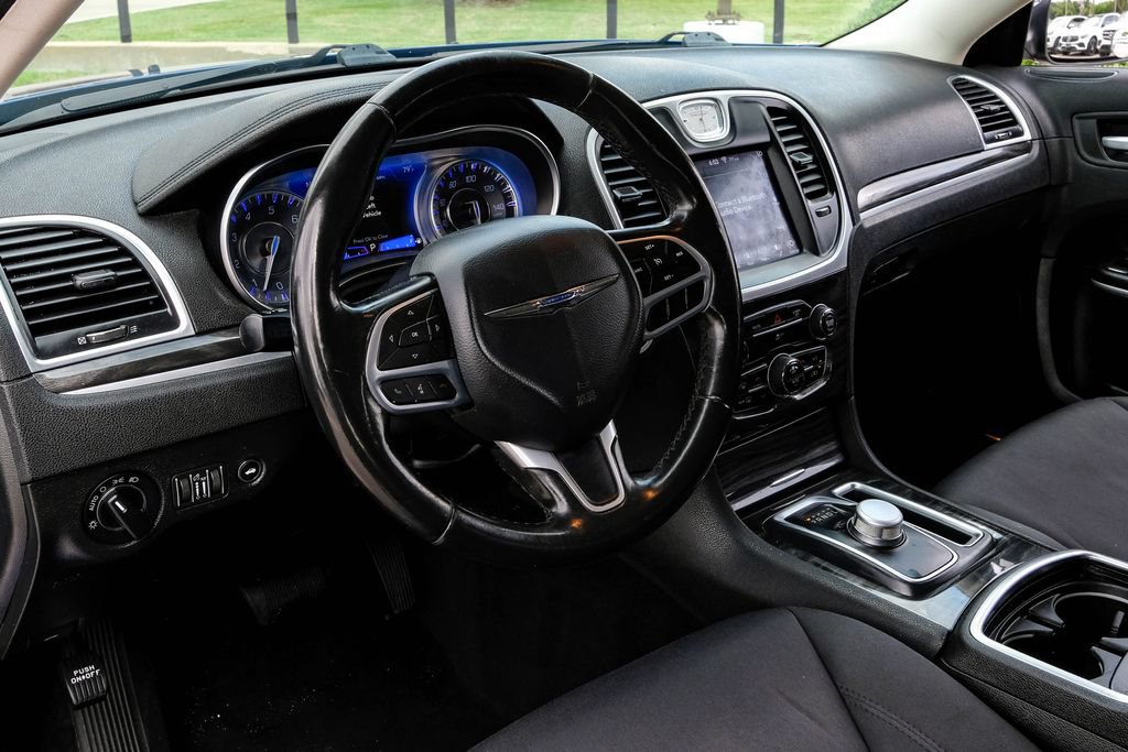 Used 2019 Chrysler 300 Touring w/ Chrome Appearance Package RWD image 10