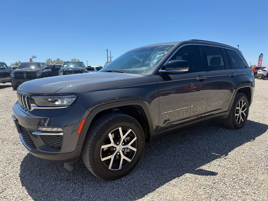 Used 2023 Jeep Grand Cherokee Limited w/ Trailer Tow Prep Group (B) AWD/4WD image 5