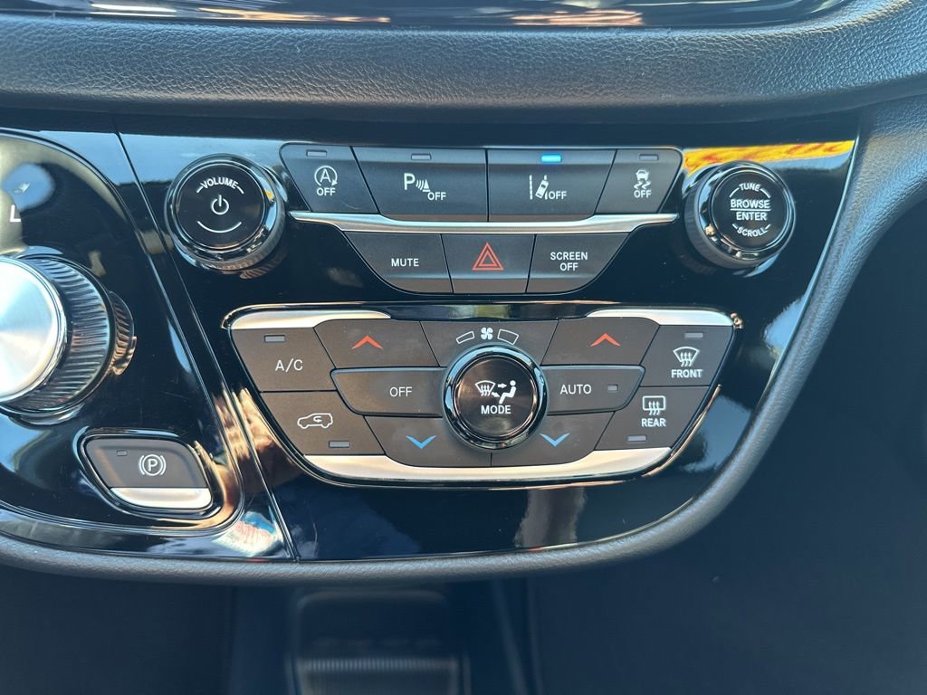 Used 2025 Chrysler Pacifica Select image 4