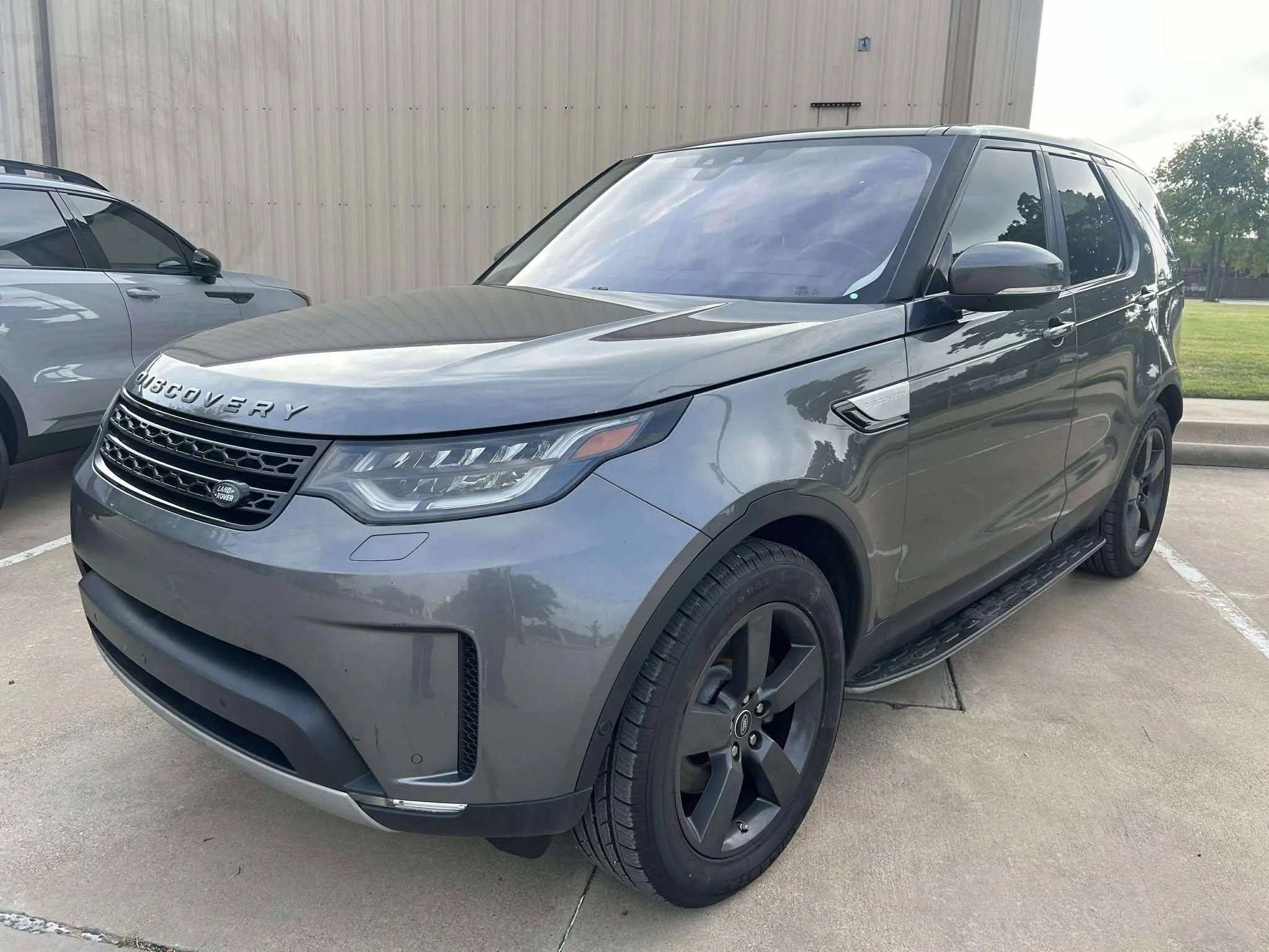 Used 2017 Land Rover Discovery HSE image 1