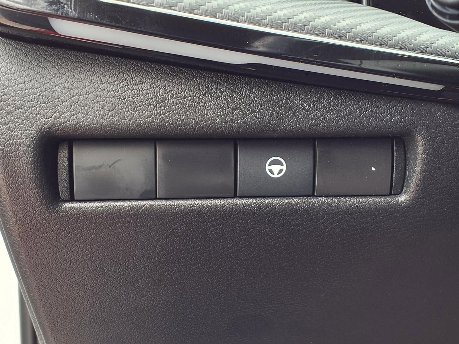 Used 2025 Nissan Kicks SR AWD/4WD image 6