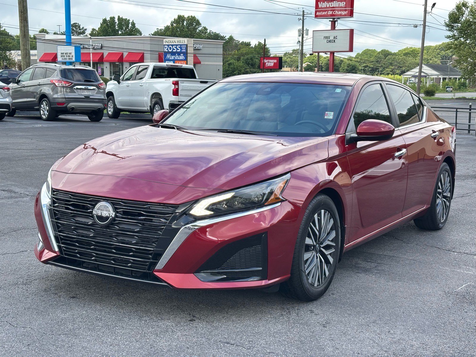 Used 2024 Nissan Altima 2.5 SV w/ SV Premium Package FWD image 2