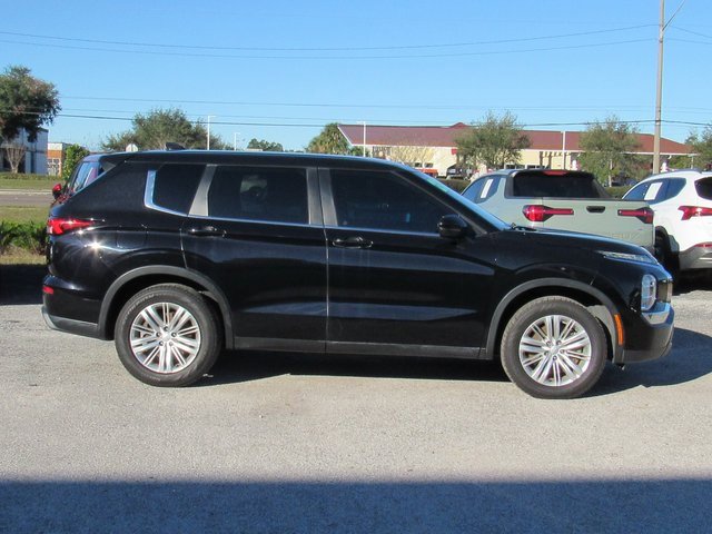 Used 2022 Mitsubishi Outlander ES image 3