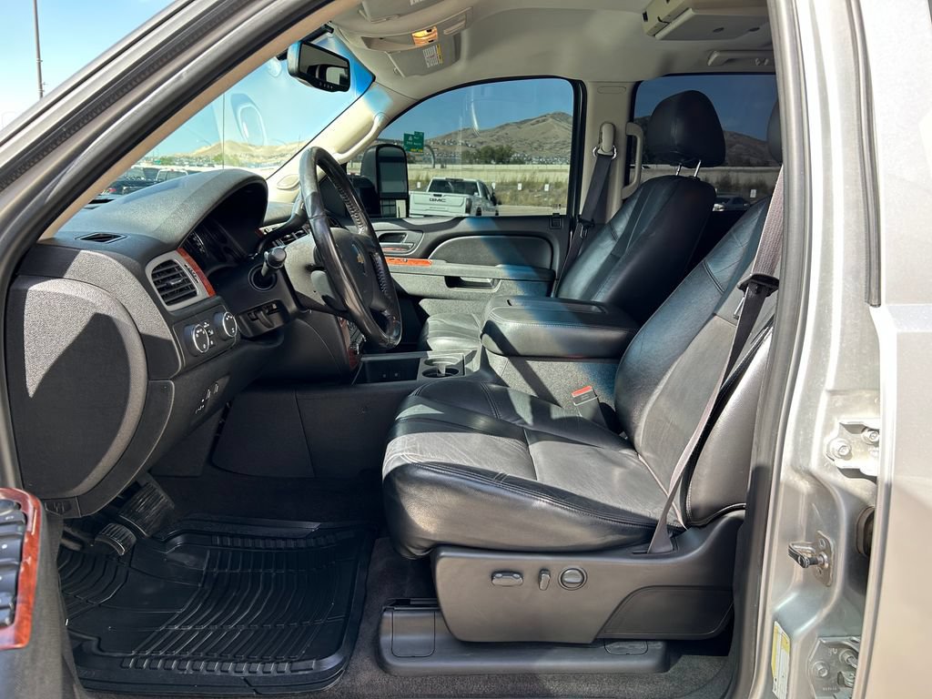 Used 2011 Chevrolet Silverado 2500 LTZ w/ LTZ Plus Package AWD/4WD image 9