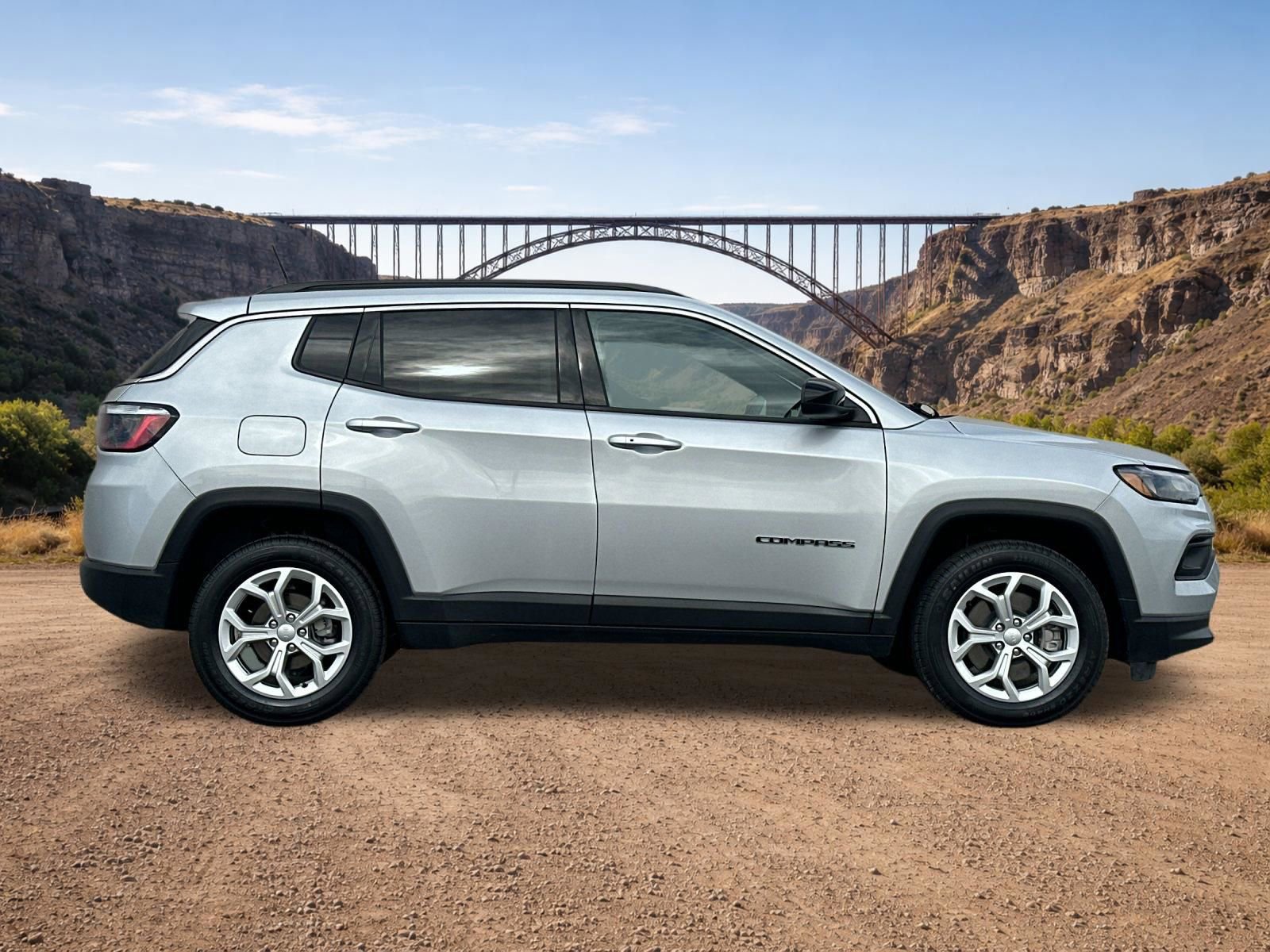Used 2024 Jeep Compass Latitude AWD/4WD image 2