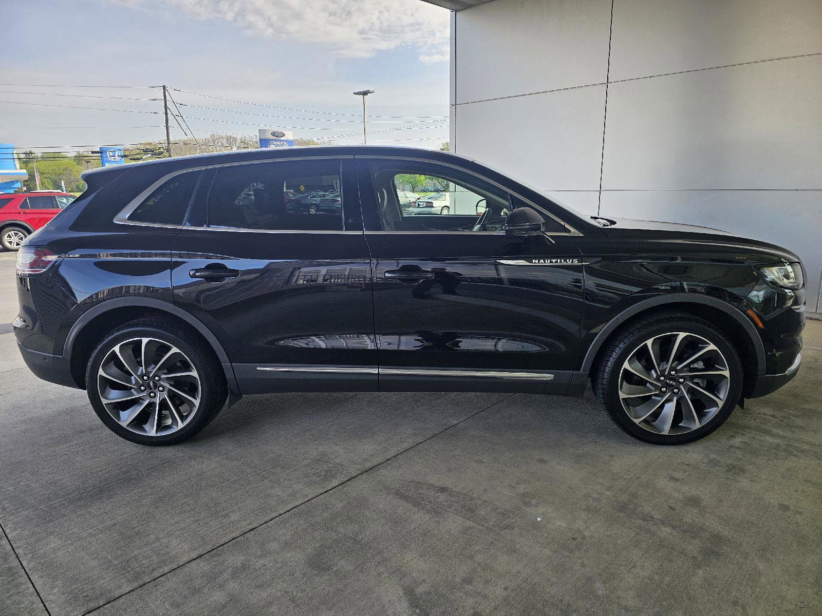 Used 2022 Lincoln Nautilus Reserve w/ Equipment Group 202A AWD/4WD image 6