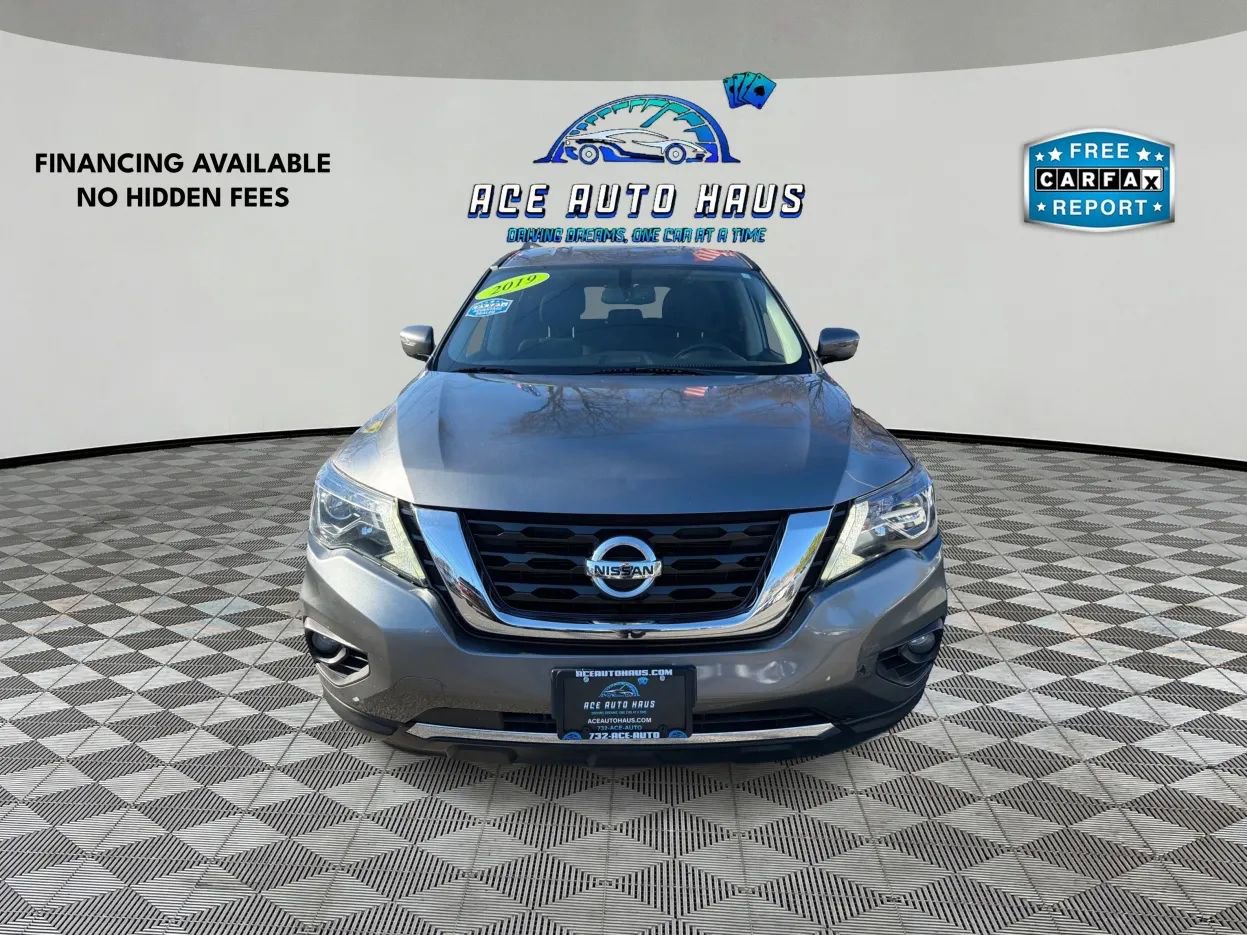 Used 2019 Nissan Pathfinder SV image 2