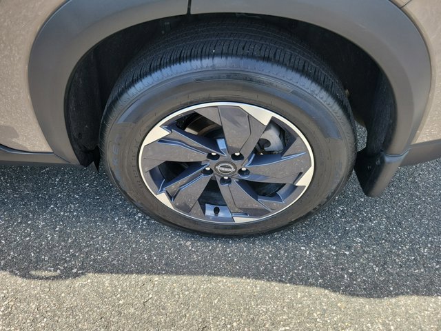 Used 2025 Nissan Rogue SV w/ SV Premium Package FWD image 6