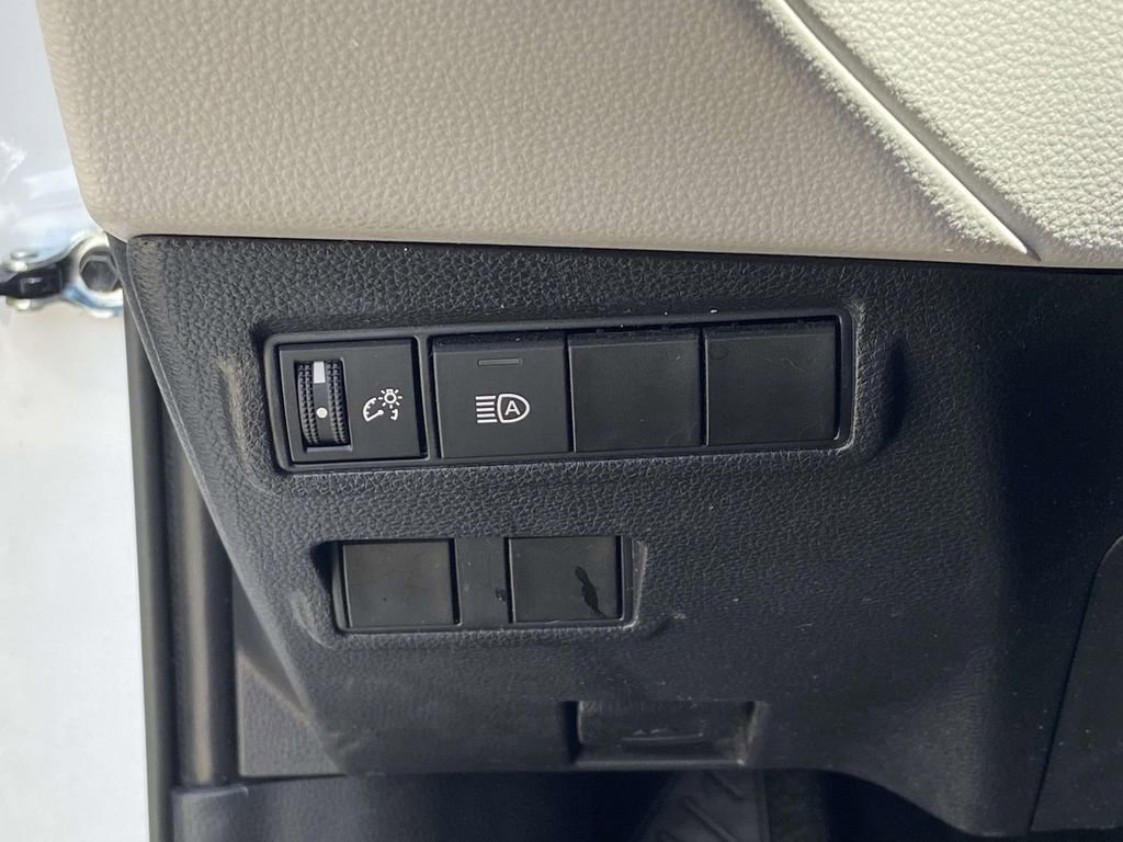Used 2025 Toyota Corolla Cross L FWD image 23