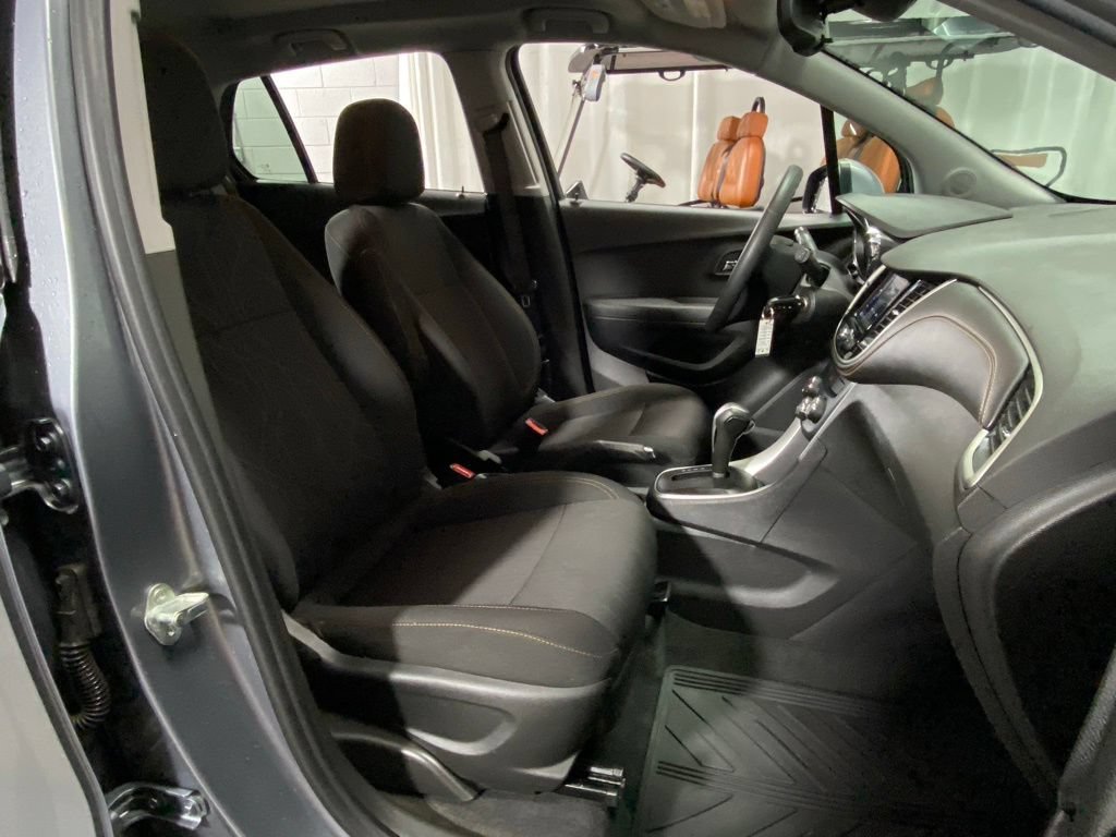 Used 2020 Chevrolet Trax LT FWD image 29