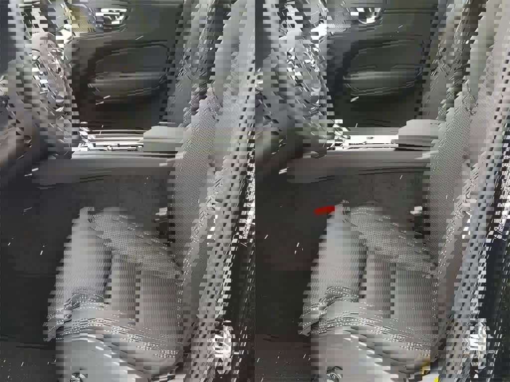 Used 2025 Volvo XC60 B5 Ultra image 16