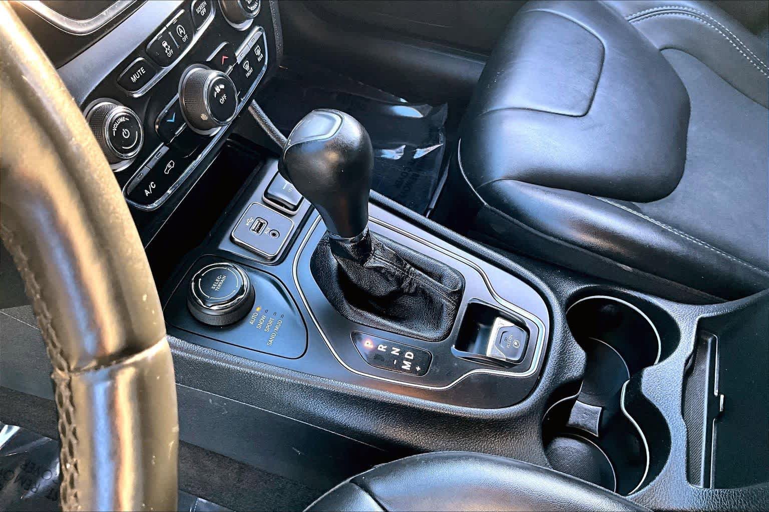 Used 2019 Jeep Cherokee Latitude Plus w/ Cold Weather Group image 16