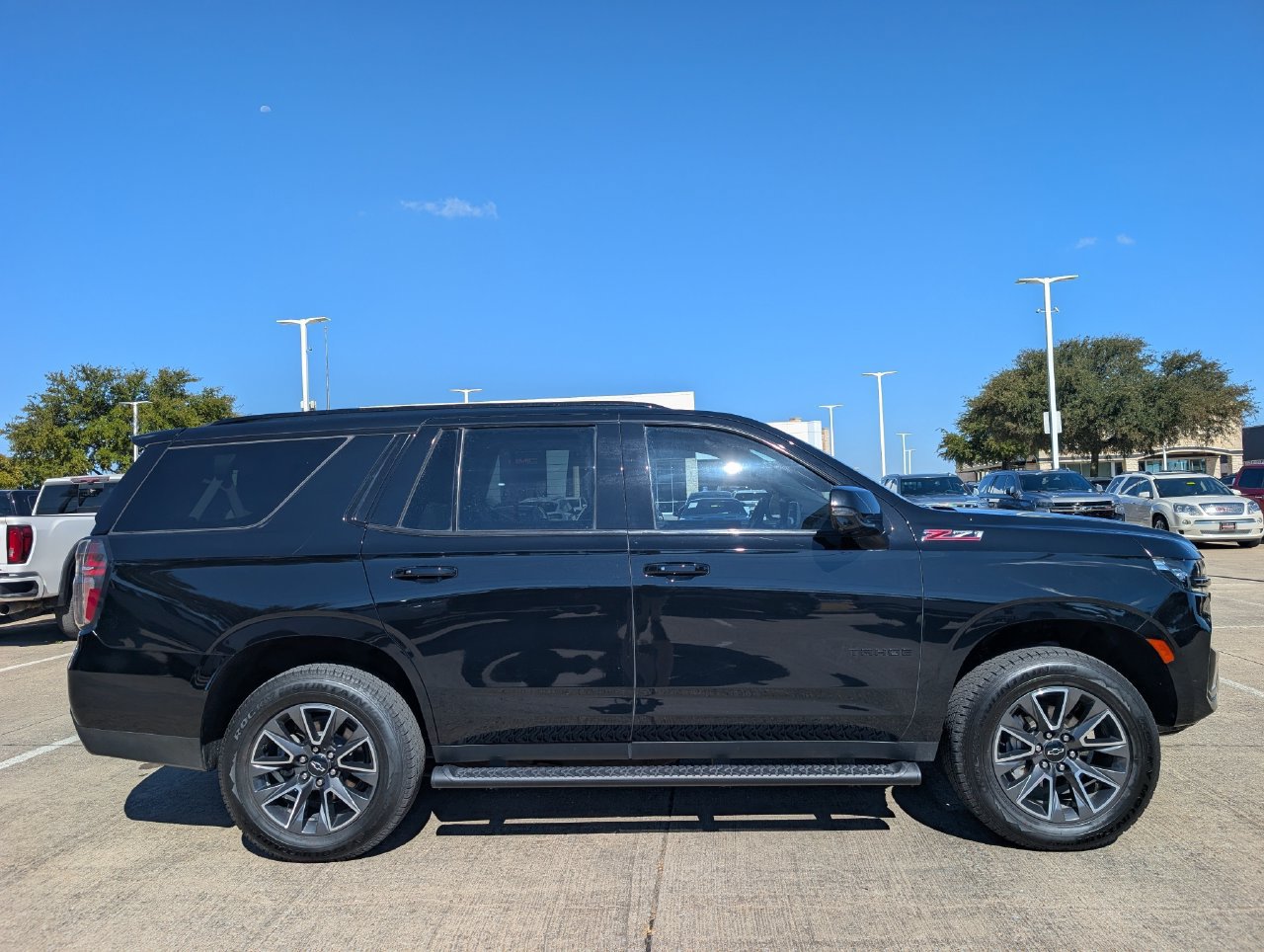 Used 2024 Chevrolet Tahoe Z71 w/ Luxury Package AWD/4WD image 3