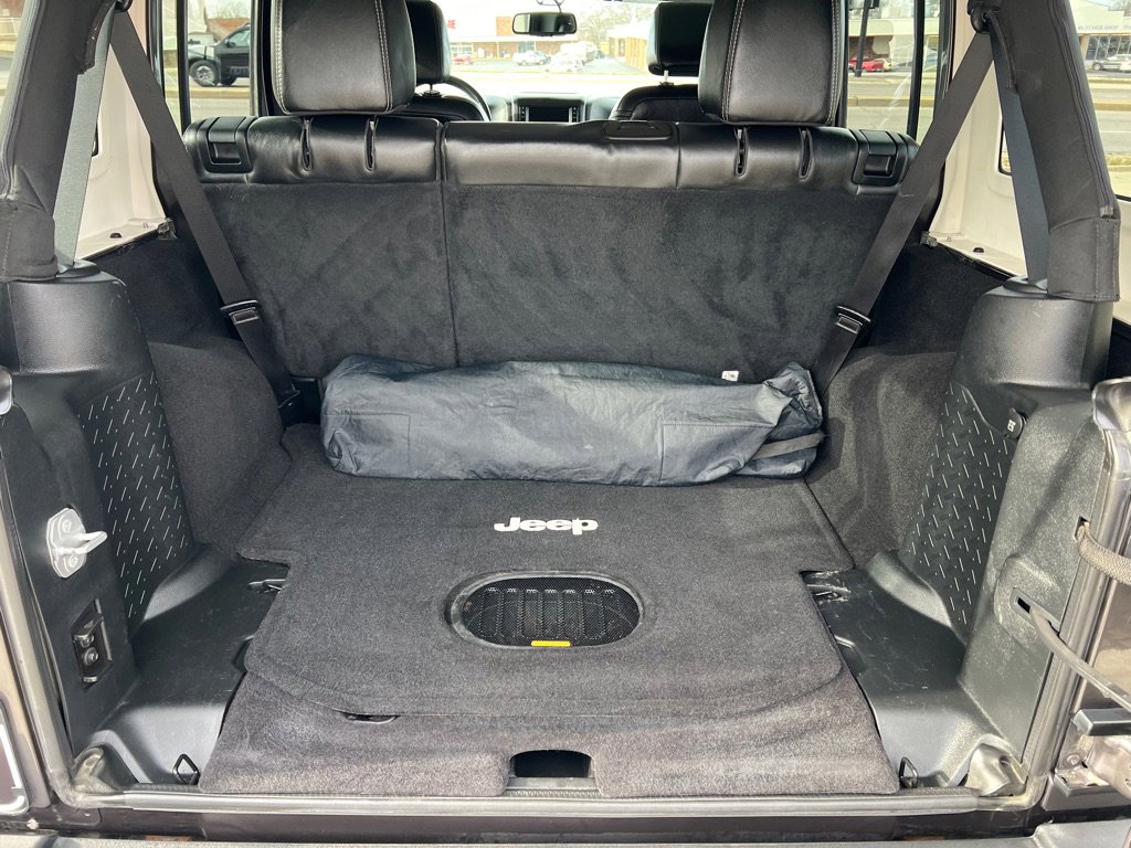 Used 2016 Jeep Wrangler Unlimited Rubicon w/ Connectivity Group image 17