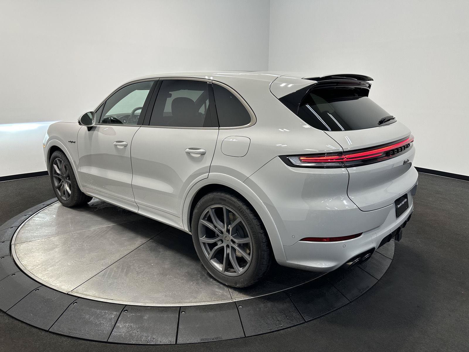Certified 2025 Porsche Cayenne Turbo AWD/4WD image 4