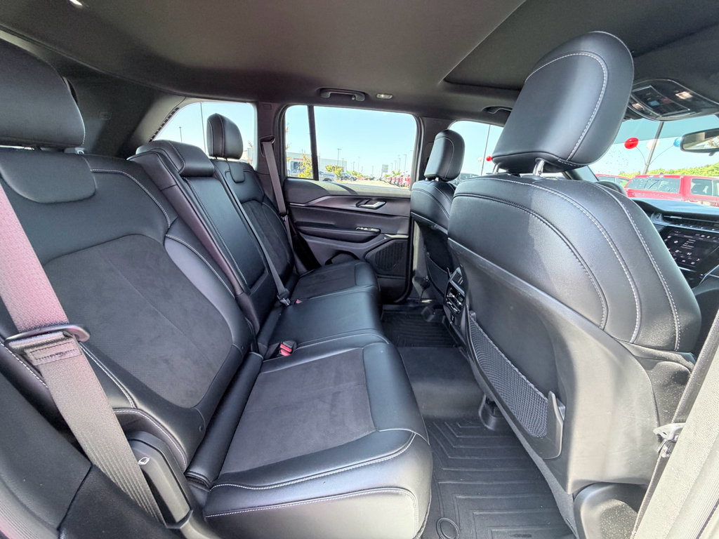 Used 2023 Jeep Grand Cherokee Altitude RWD image 23