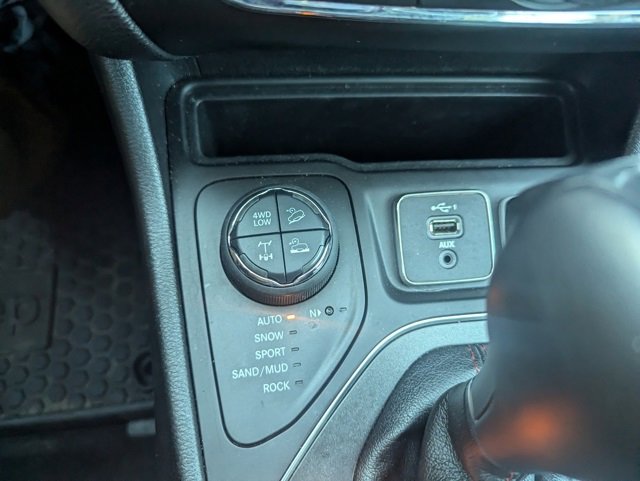 Used 2020 Jeep Cherokee Trailhawk w/ Cold Weather Group image 17