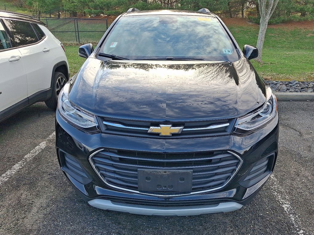 Certified 2022 Chevrolet Trax LT w/ LT Convenience Package image 2
