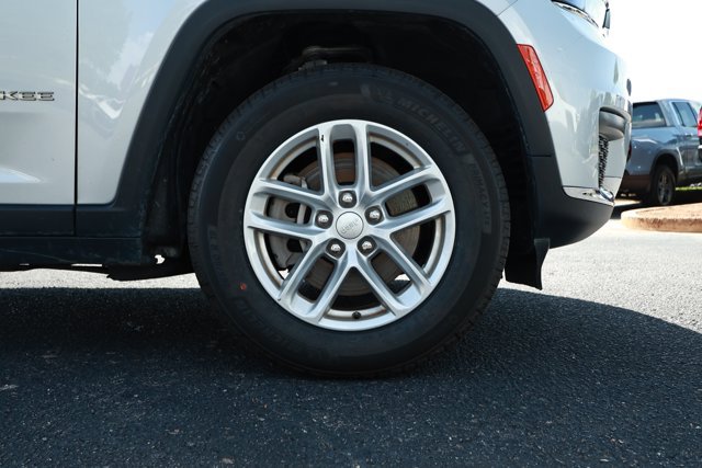Used 2023 Jeep Grand Cherokee L Laredo RWD image 5