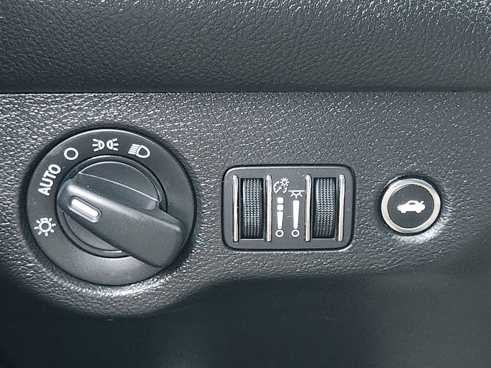 Used 2019 Dodge Challenger SXT image 22