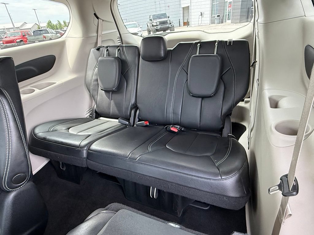 Used 2022 Chrysler Pacifica Touring-L FWD image 14