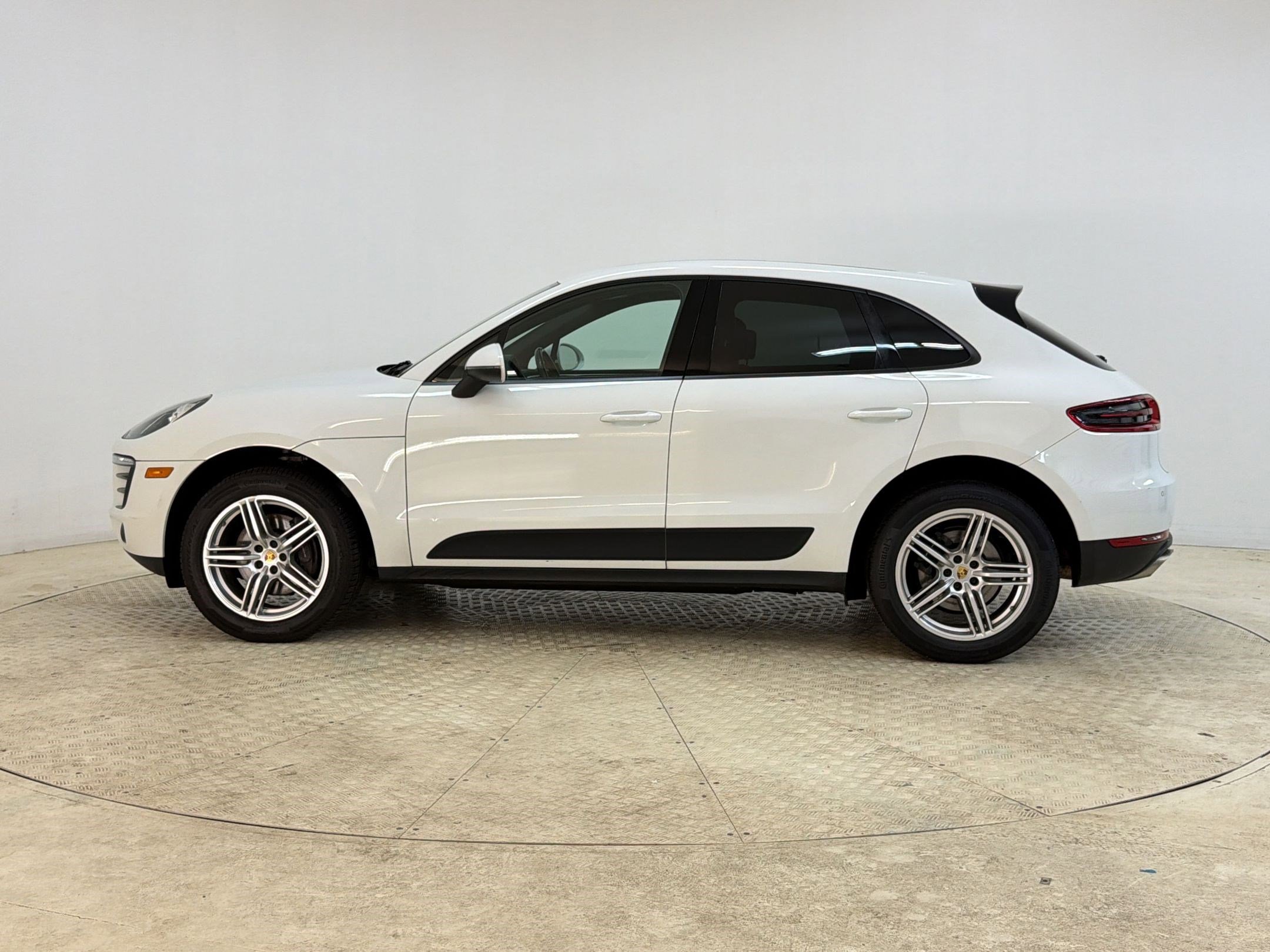 Used 2018 Porsche Macan AWD/4WD image 2