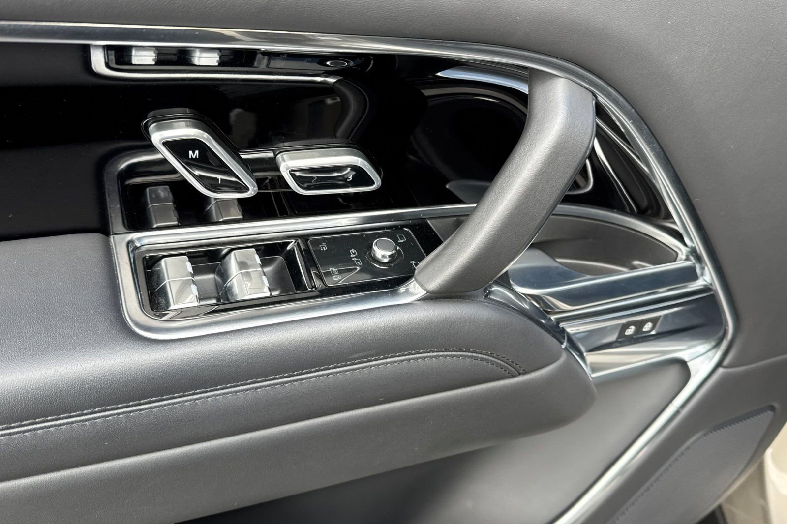 Used 2023 Land Rover Range Rover Autobiography image 10