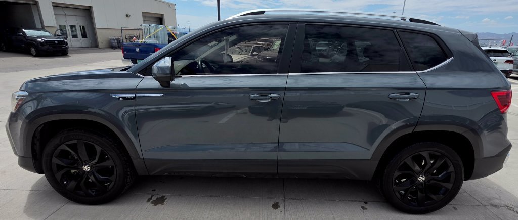Used 2022 Volkswagen Taos SEL w/ Panoramic Sunroof Package FWD image 3