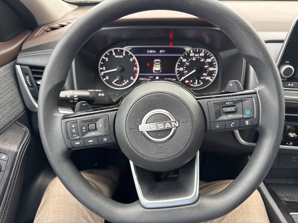 Used 2023 Nissan Rogue SV image 2