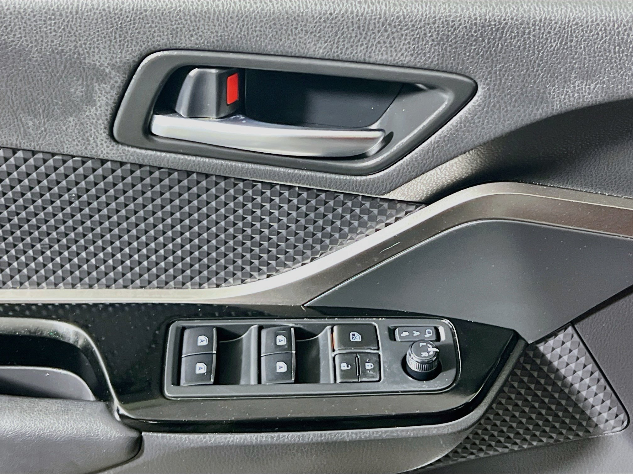 Used 2019 Toyota C-HR XLE FWD image 16