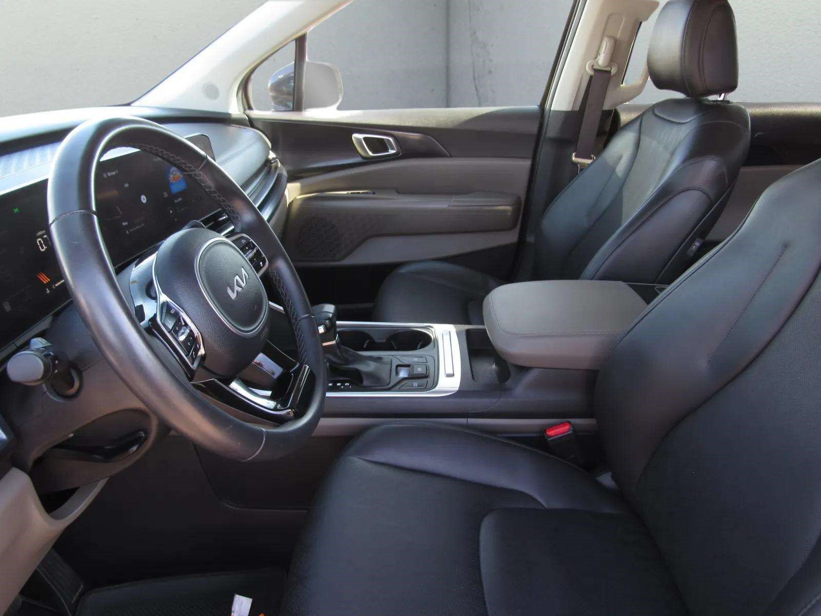 Used 2025 Kia Carnival FWD image 15