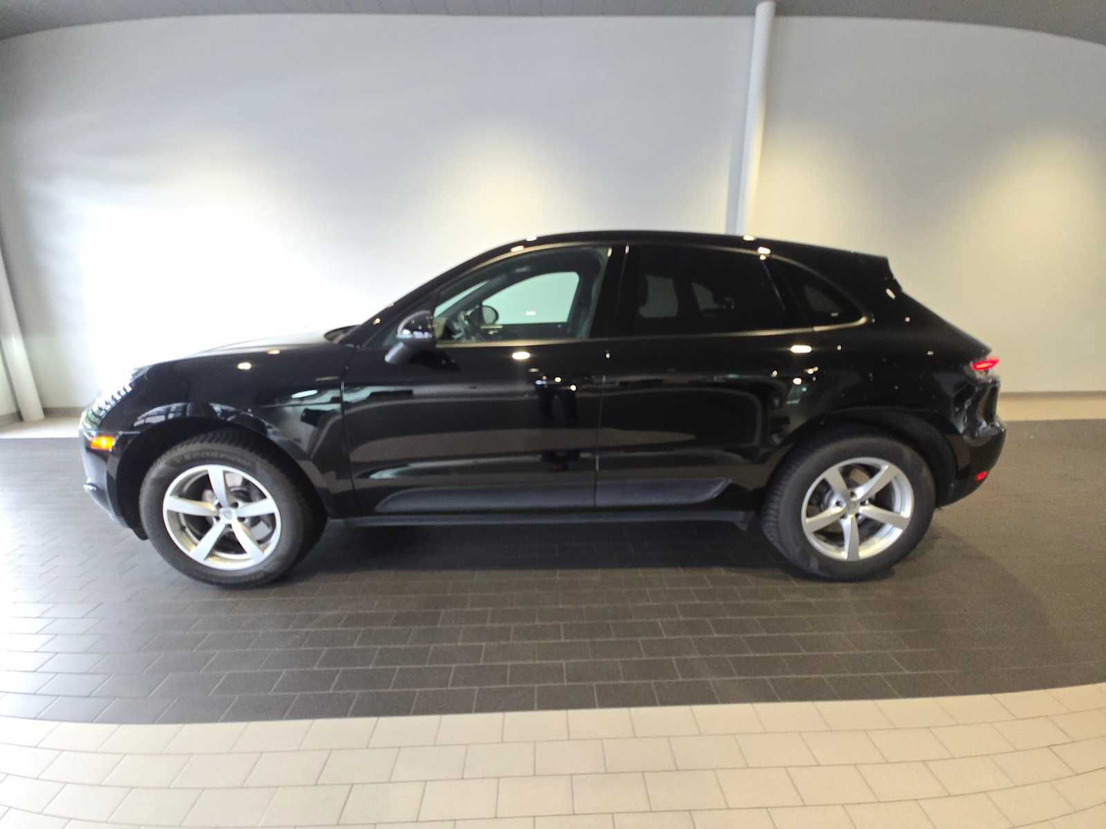 Used 2020 Porsche Macan AWD/4WD image 2