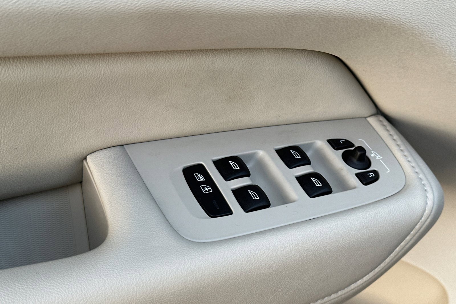 Used 2023 Volvo XC60 T8 Ultimate image 11