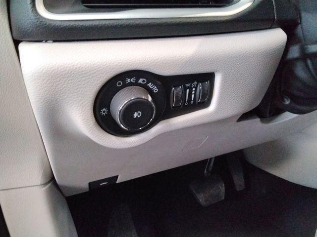 Used 2024 Chrysler Pacifica Touring-L image 27