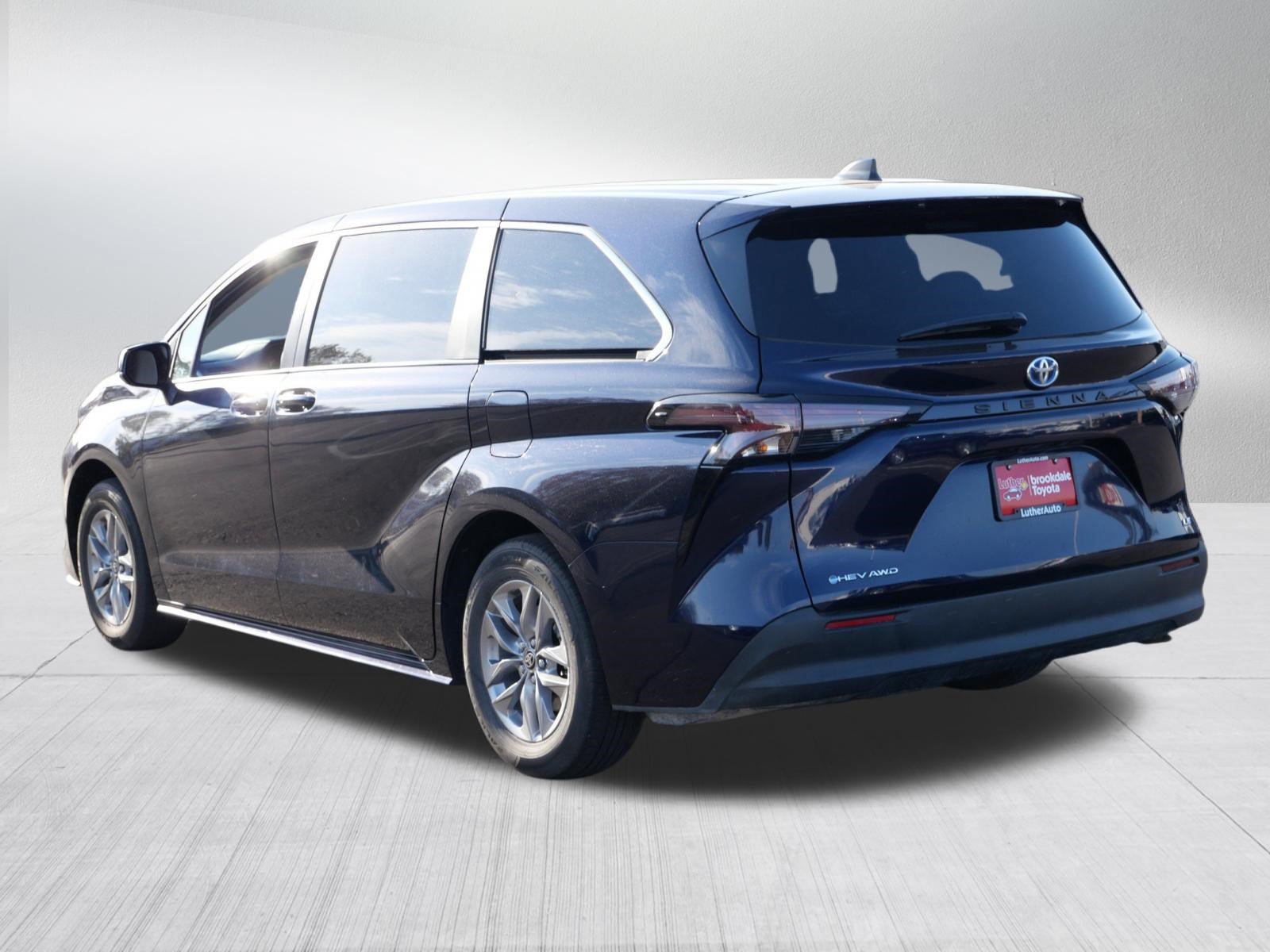 Used 2025 Toyota Sienna LE AWD/4WD image 5