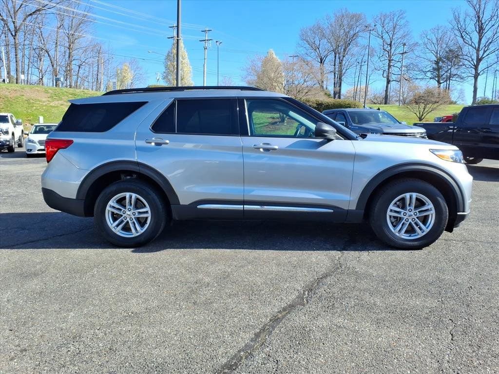 Used 2023 Ford Explorer XLT image 2