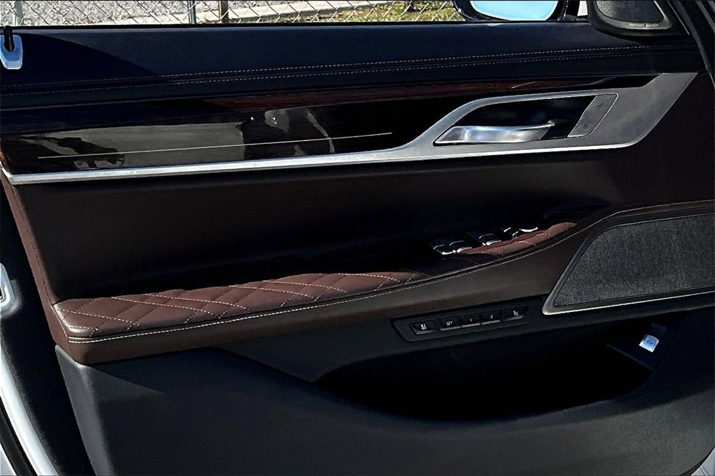 Used 2022 BMW 750i xDrive w/ Luxury Rear Seating Package image 17