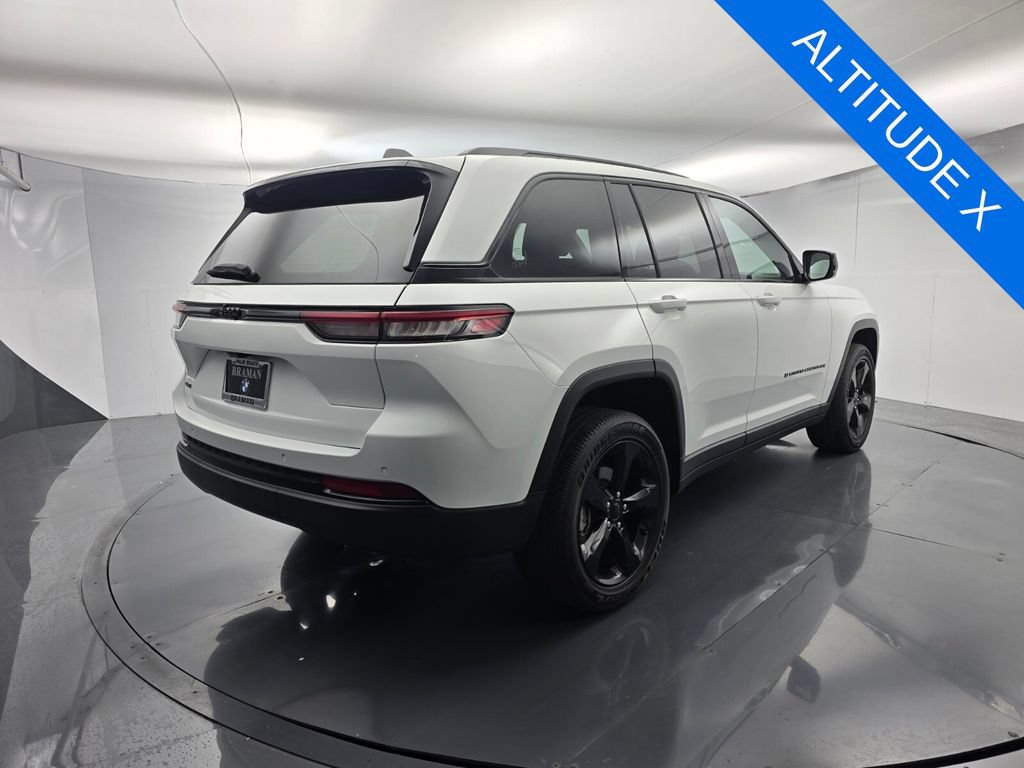 Used 2023 Jeep Grand Cherokee Altitude AWD/4WD image 4