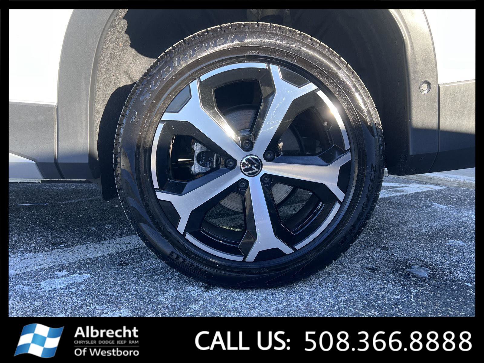 Used 2025 Volkswagen Tiguan SE image 33