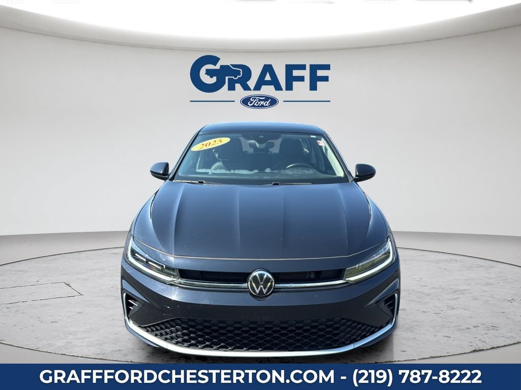 Used 2025 Volkswagen Jetta SE FWD image 2