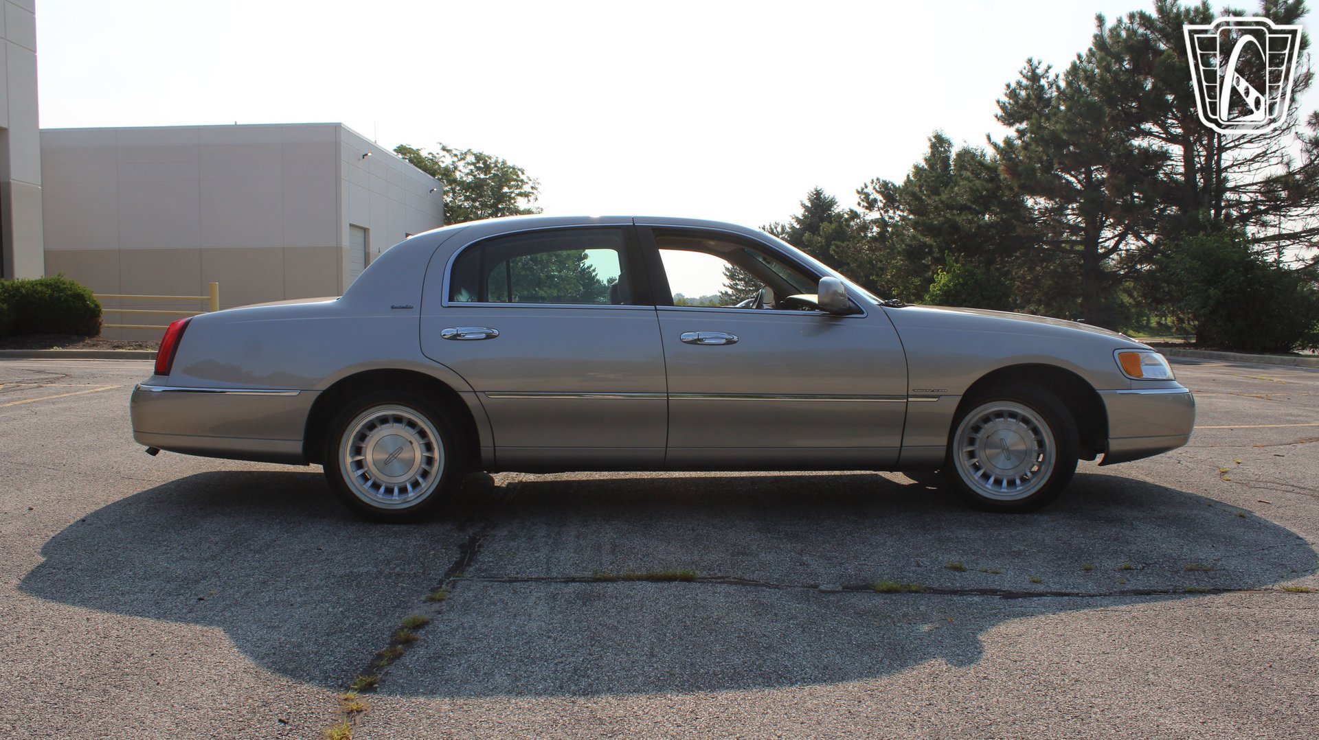 Used 2002 Lincoln Town Car Executive RWD image 32