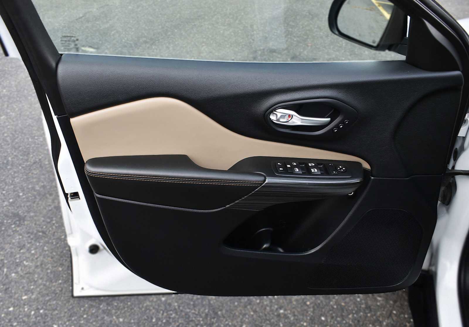 Used 2016 Jeep Cherokee Limited w/ Luxury Group image 21