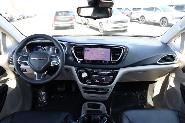 Used 2023 Chrysler Pacifica Touring-L image 16